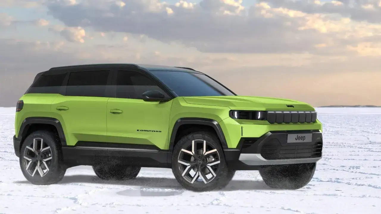 Un'auto Jeep Compass verde brillante, un concept per il 2026, si muove su un terreno innevato sotto un cielo nuvoloso.