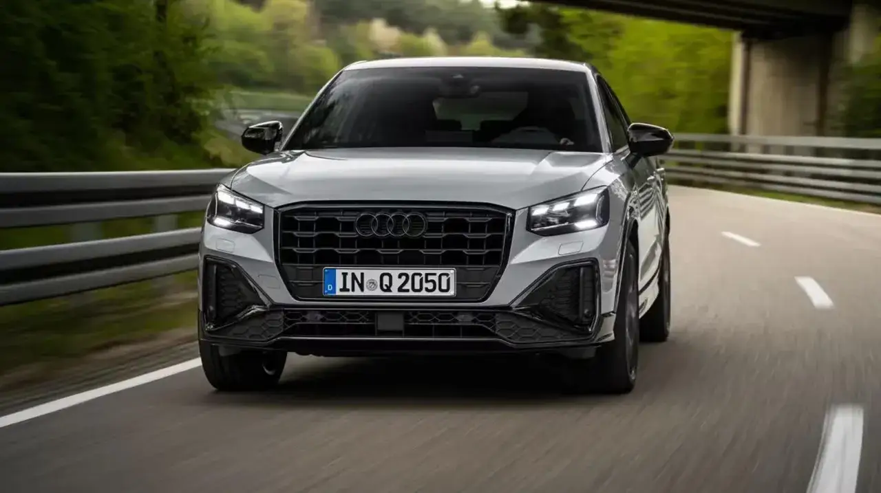 Audi Q2 grigia in movimento su strada. Nonostante il design accattivante, alcuni difetti sono emersi nel tempo.