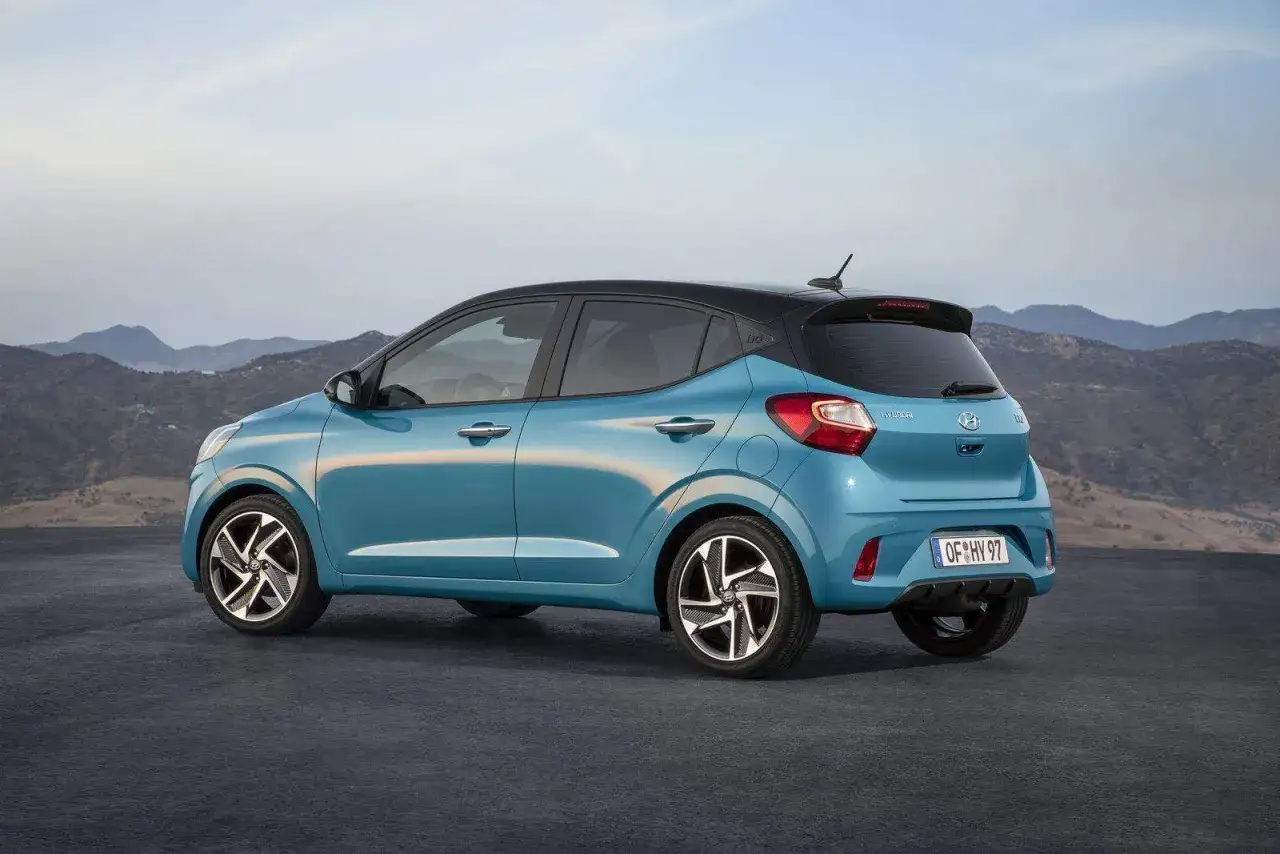 Hyundai i10 dimensioni: un'auto compatta e agile, perfetta per la città, con un design moderno e un look sportivo.
