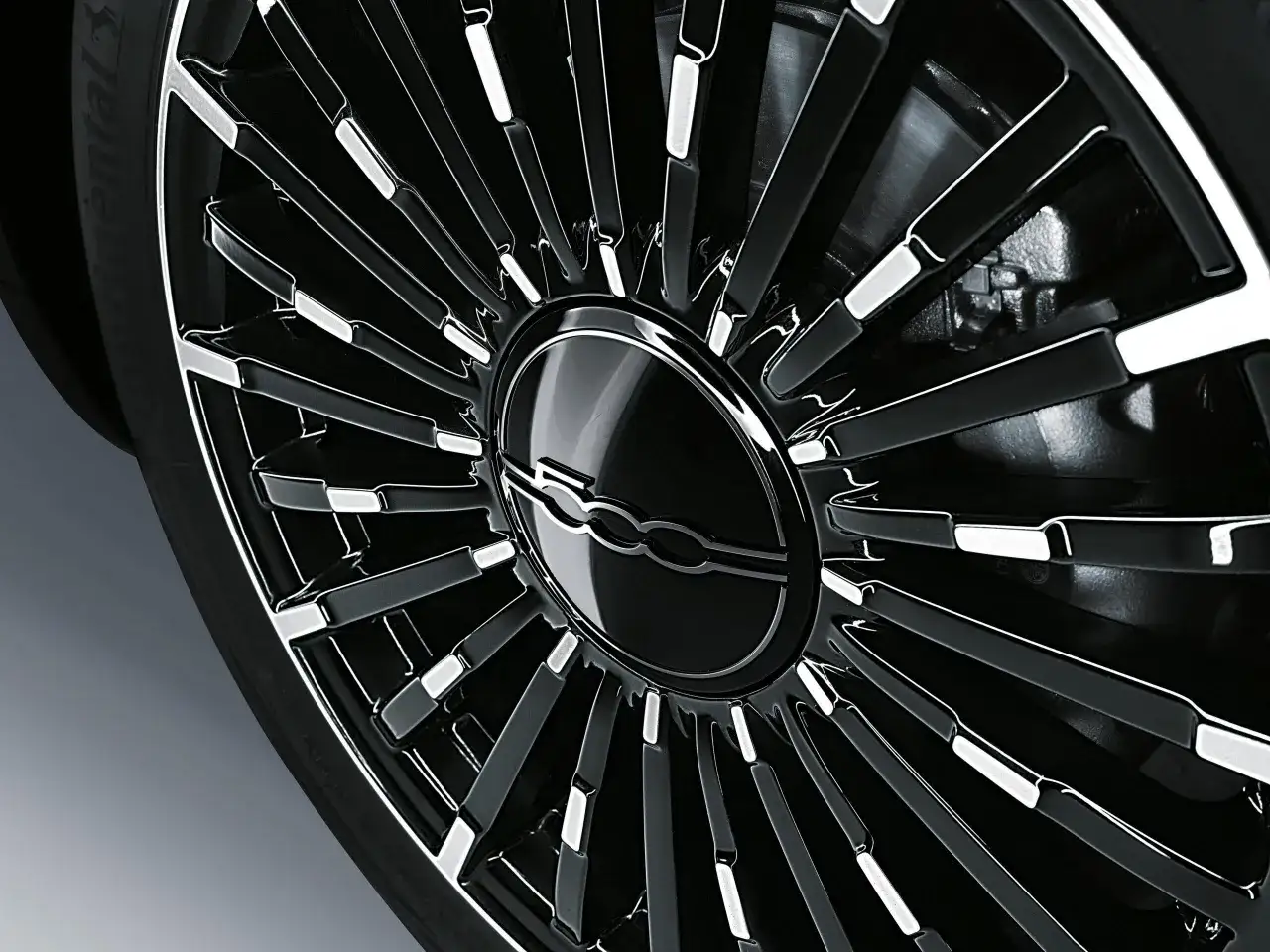 Cerchione lucido con logo Fiat 500. La corretta pressione pneumatici Fiat 500 garantisce sicurezza e prestazioni ottimali.