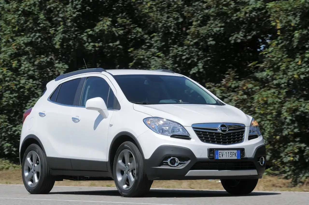 Opel Mokka bianca in movimento. Nonostante alcuni piccoli difetti, &egrave; un SUV compatto apprezzato.