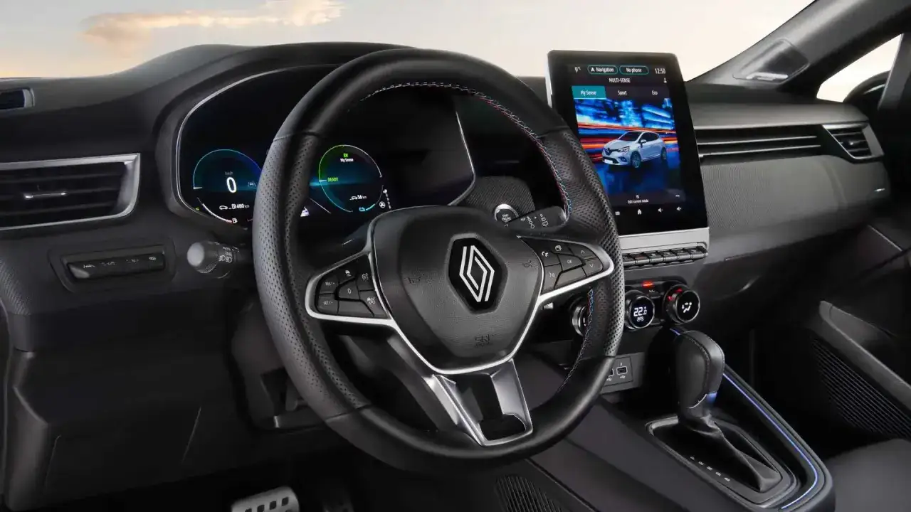 Interno della nuova Clio 2026 GPL: volante sportivo, cruscotto digitale e ampio display centrale.