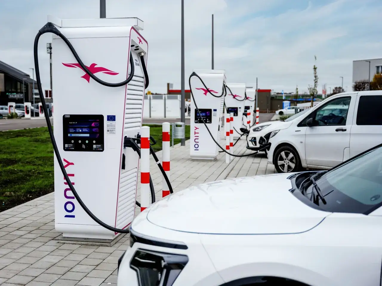 Stazione di ricarica Ionity Italia con auto elettriche in carica.