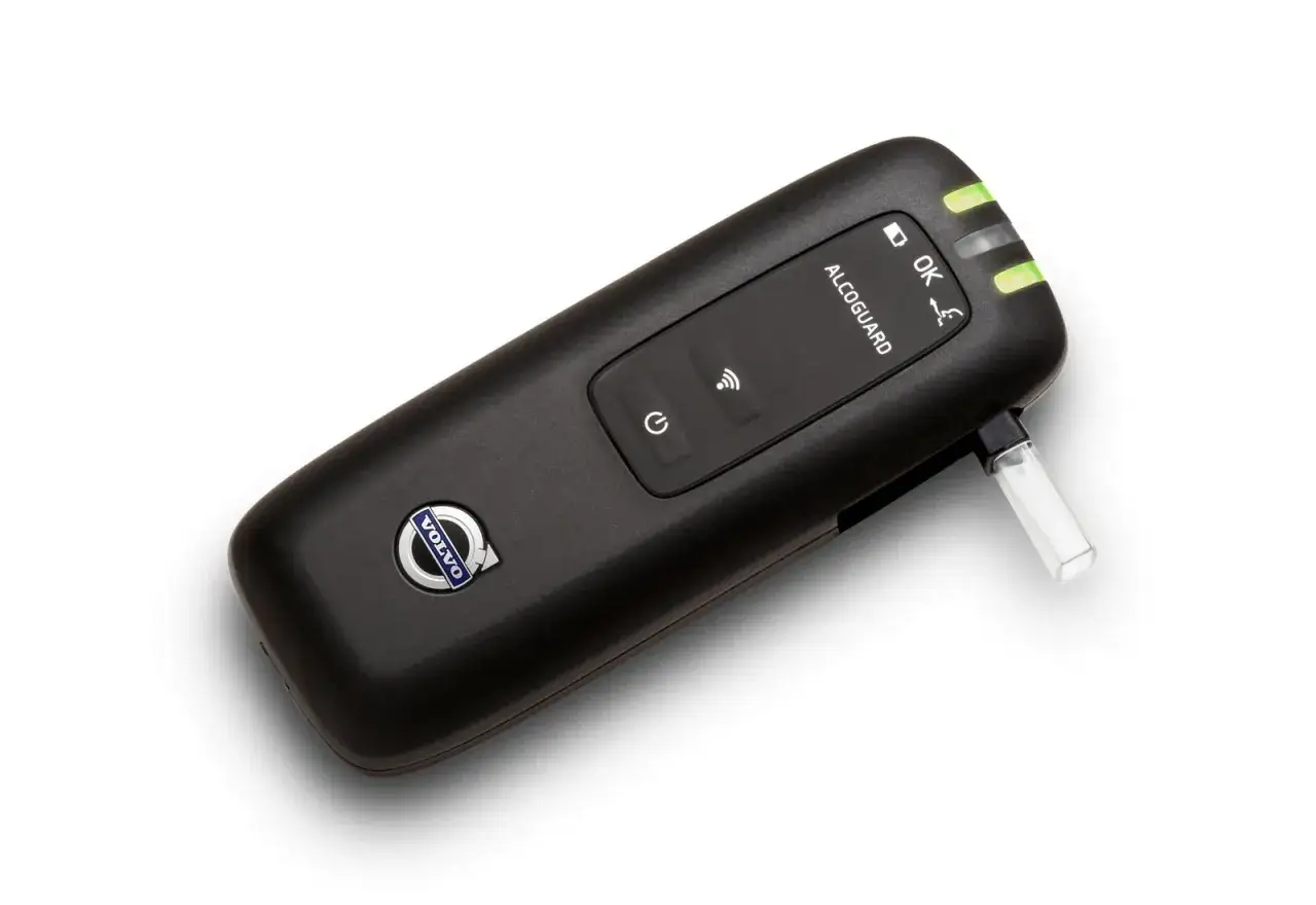 Dispositivo alcolock Volvo, compatto e nero, con logo Volvo e indicatore 