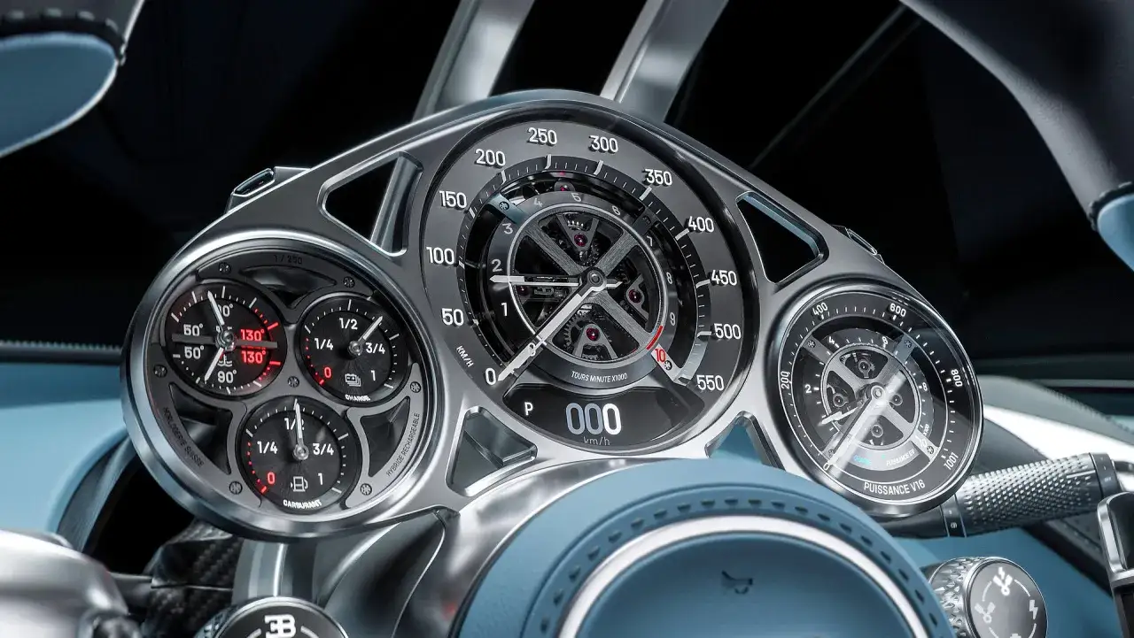 Cruscotto di lusso con tachimetro e indicatori dettagliati, un vero capolavoro di ingegneria per la Bugatti Tourbillon.