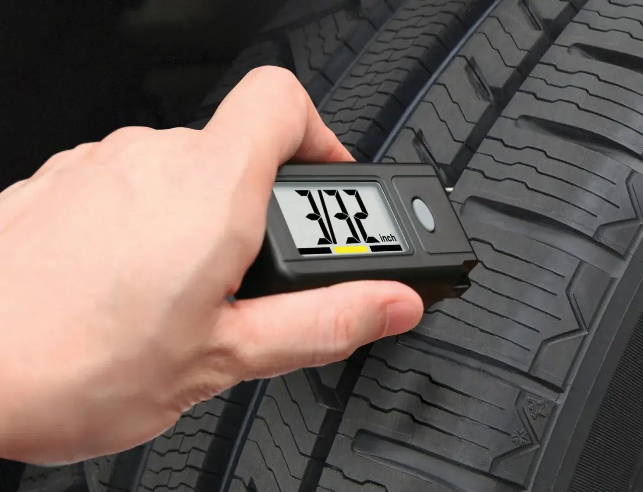 Misura il battistrada con un calibro digitale per capire se le gomme sono da cambiare. Il display mostra 3.12 mm.