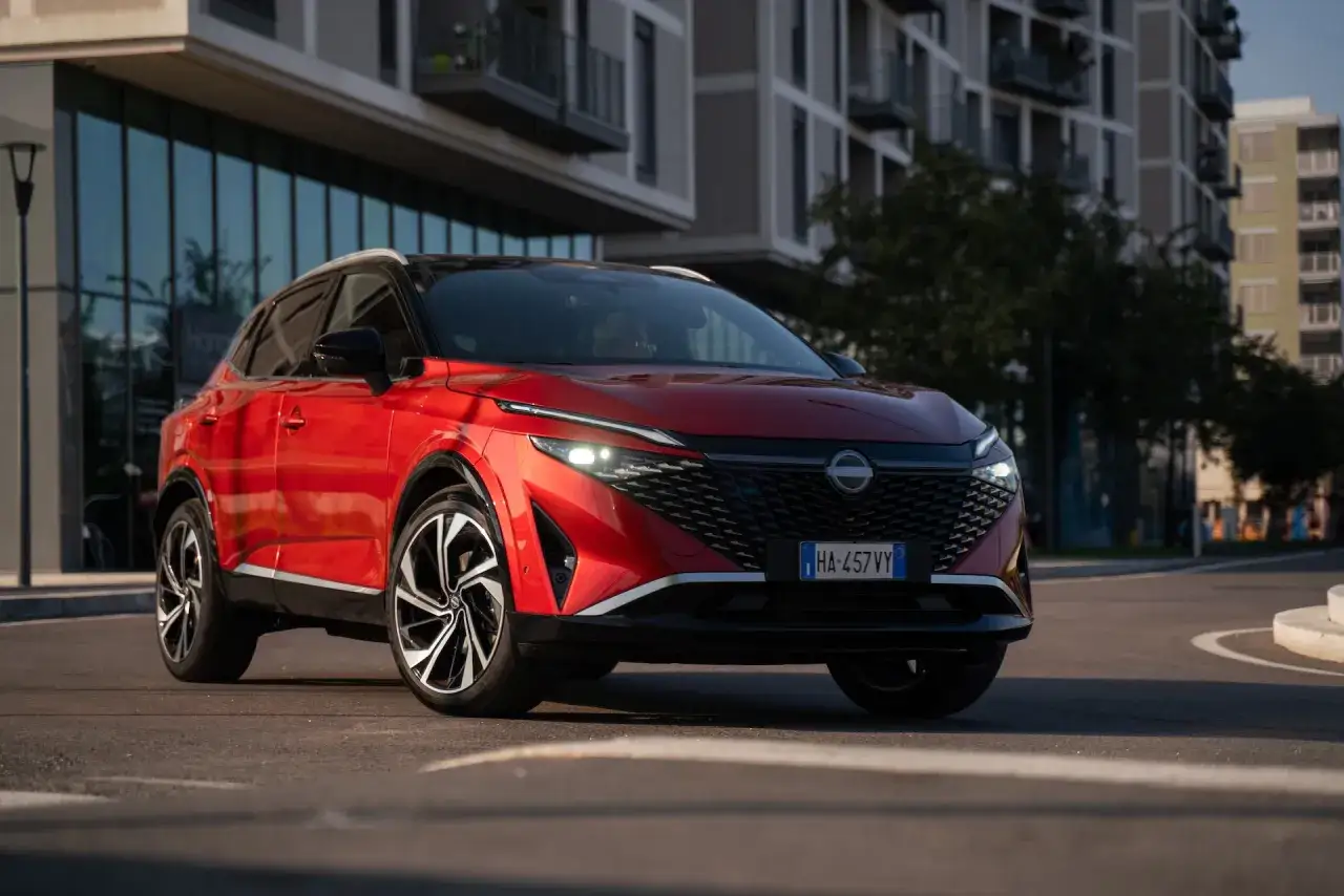 Il Qashqai rosso brillante mostra la sua potenza e il suo design audace, pronto ad affrontare la città moderna.