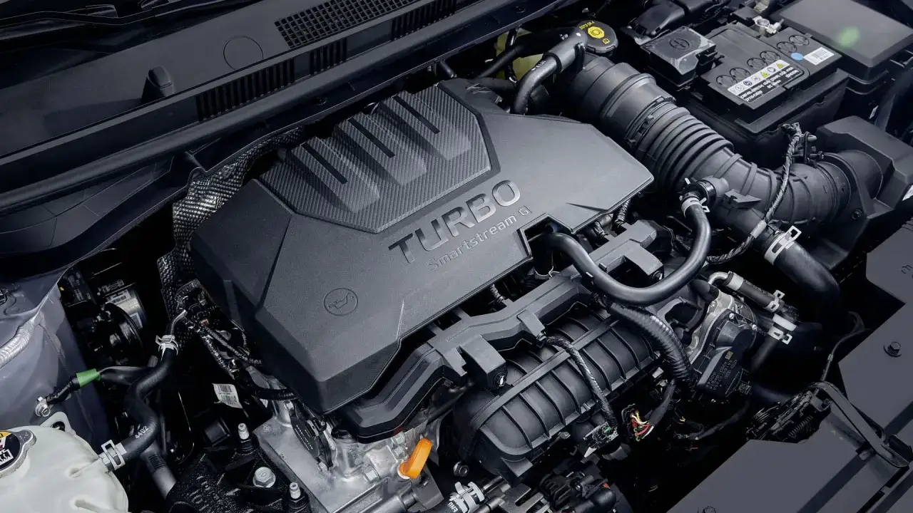 Motore turbo Smartstream G di una Hyundai i20. Nessun problema visibile, ma la manutenzione &egrave; fondamentale per evitare guasti.