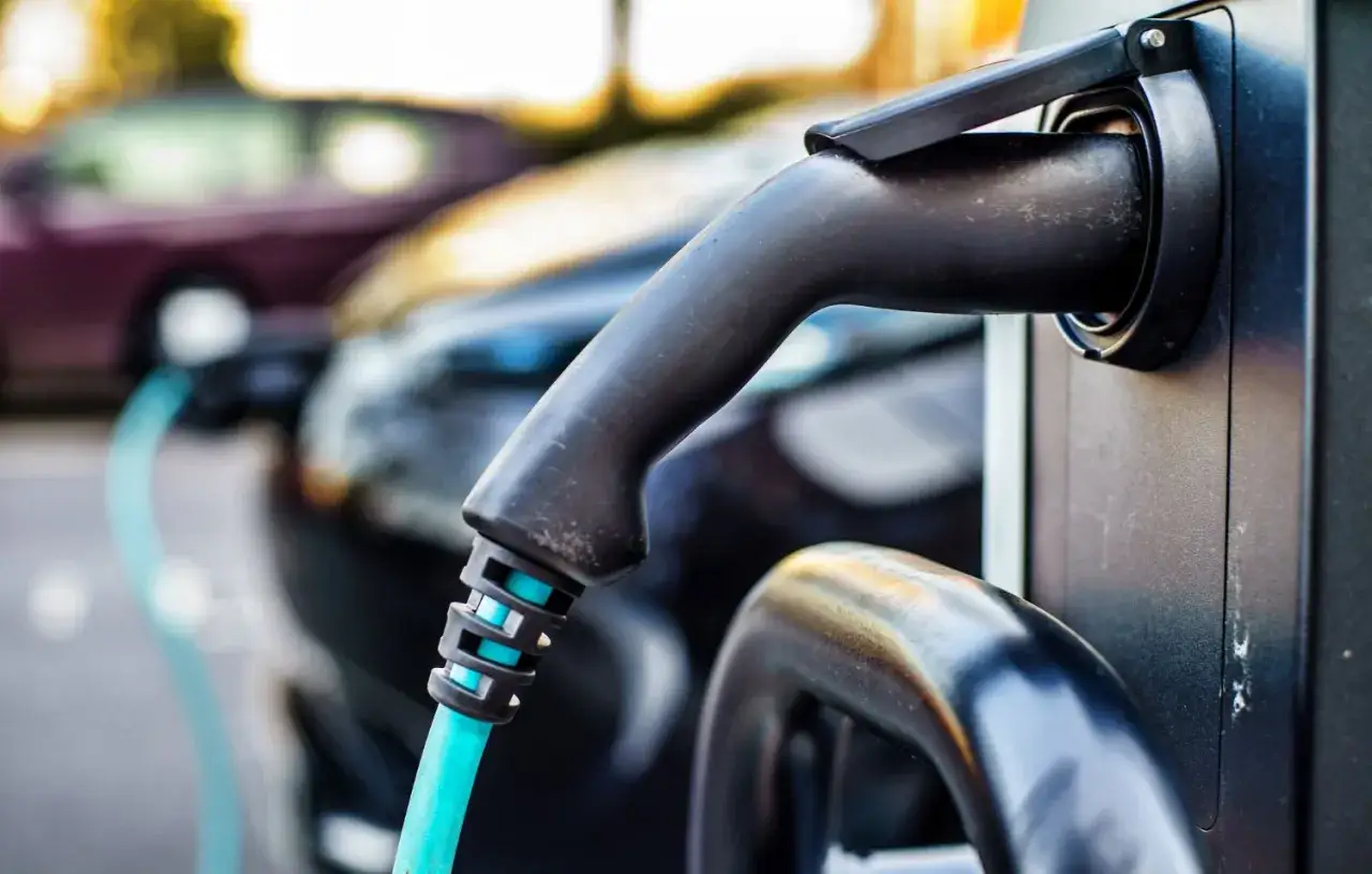 Un'auto elettrica in carica in Veneto. La ricarica è un passo verso l'esenzione dal bollo auto elettriche in Veneto.