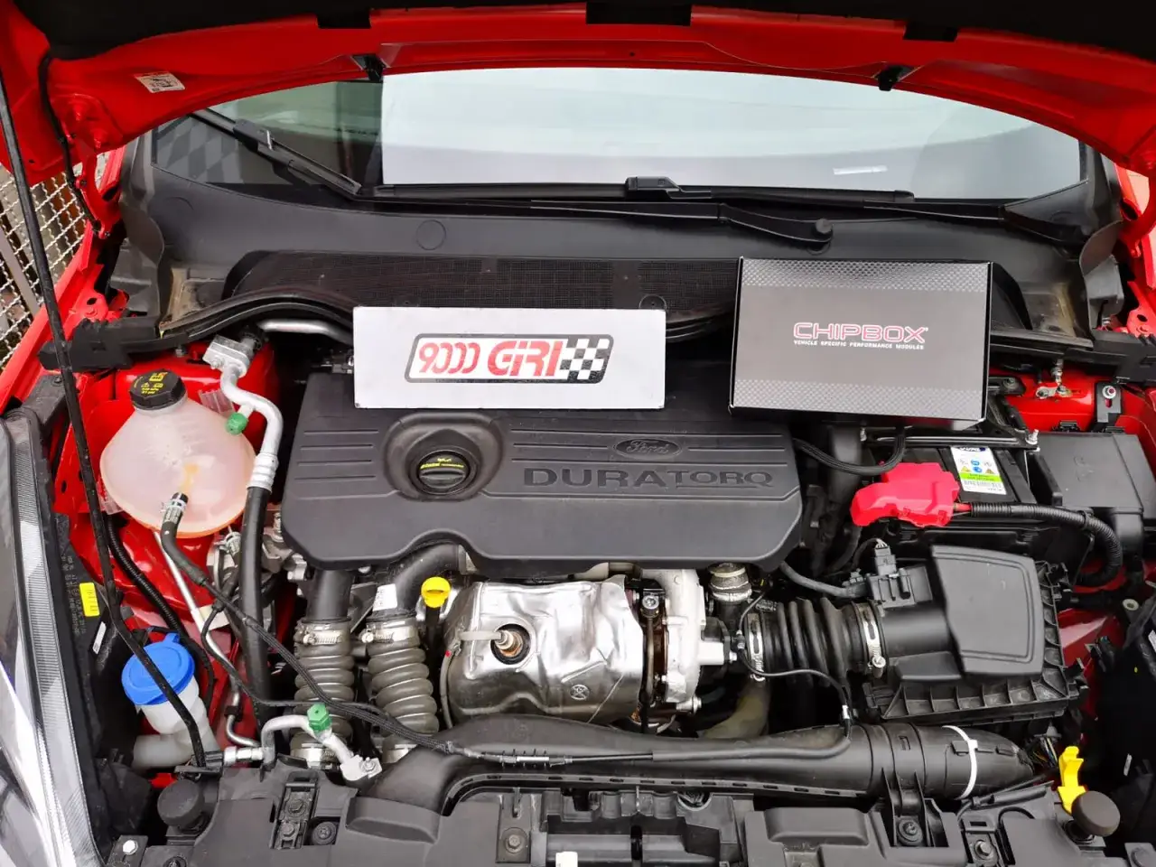 Motore Ford Fiesta 1.5 TDCI 85 CV con scatola Chipbox e adesivo 9000 GRI. Potrebbe risolvere problemi di prestazioni.
