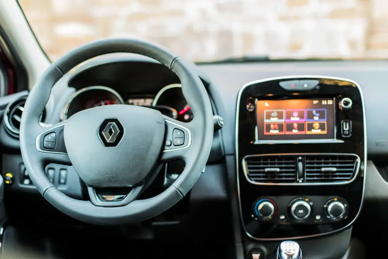 Interno della nuova Clio 2026 GPL: volante, cruscotto e schermo multimediale.