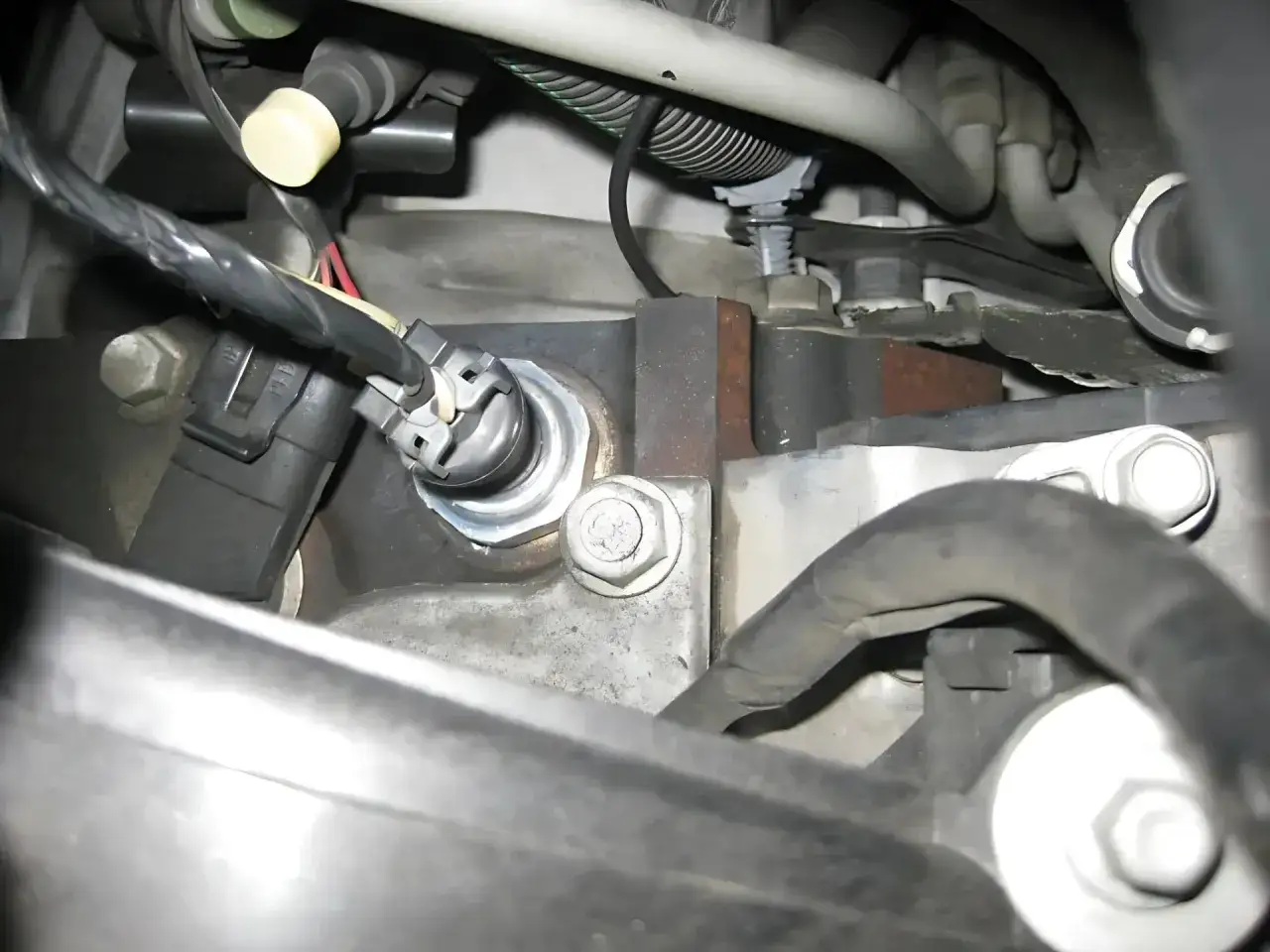 Il bulbo pressione olio si trova qui, collegato al motore con un cavo.