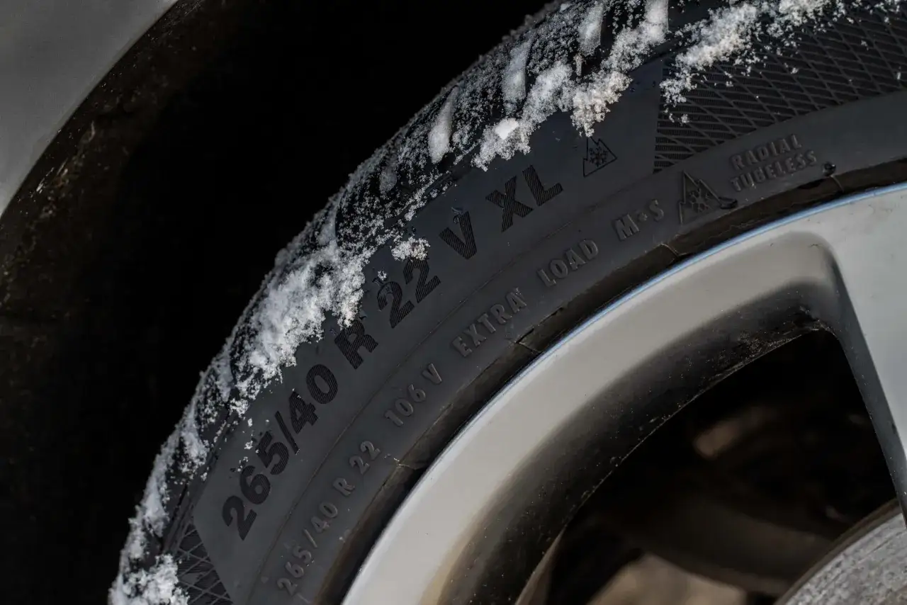 Gomma invernale con neve sul battistrada, misura 265/40 R22 XL. Perfetta per affrontare la sigla gomme invernali.