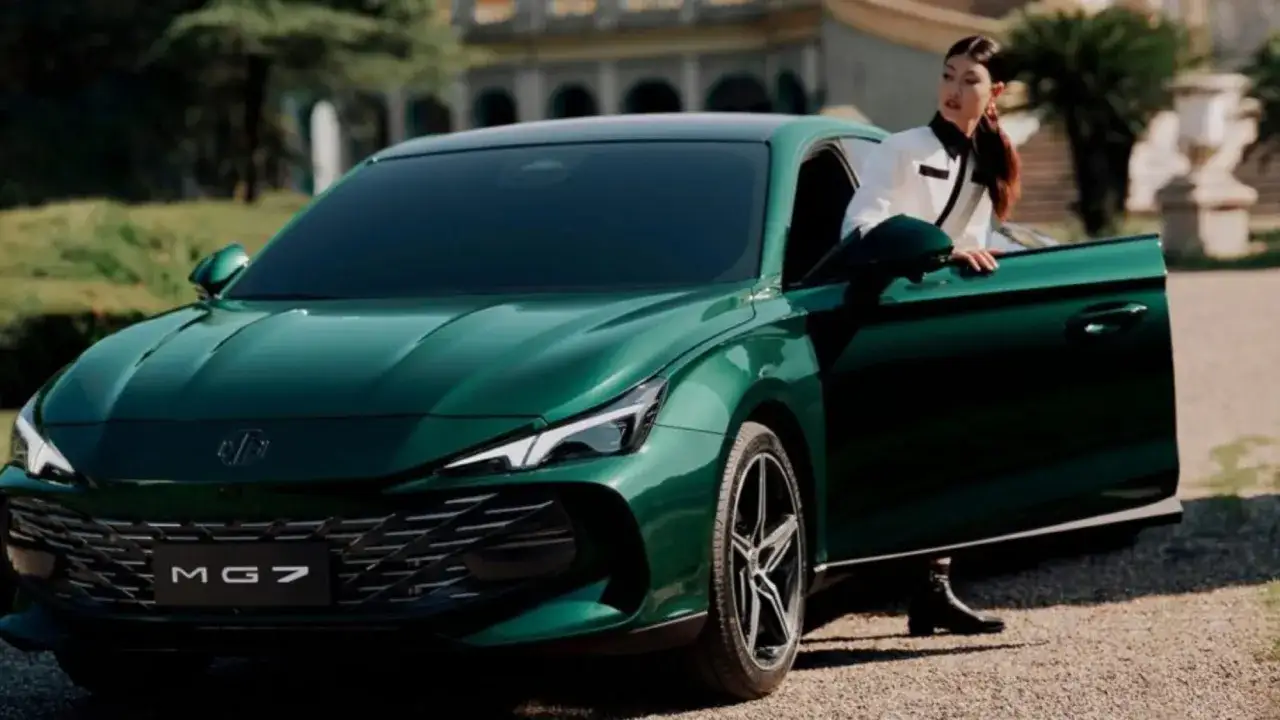 Eleganza in movimento: la nuova MG 7, un capolavoro di design verde smeraldo, attende la sua conducente.