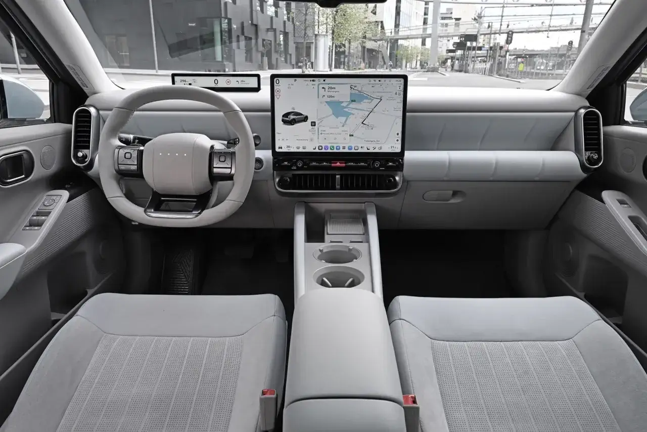Interno della Hyundai Ioniq 2: volante, ampio display con navigazione e sedili chiari.