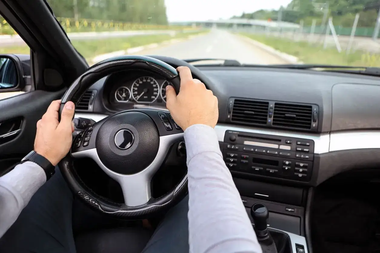 Mani sul volante, la strada si apre davanti. La convergenza auto è perfetta per questo viaggio.