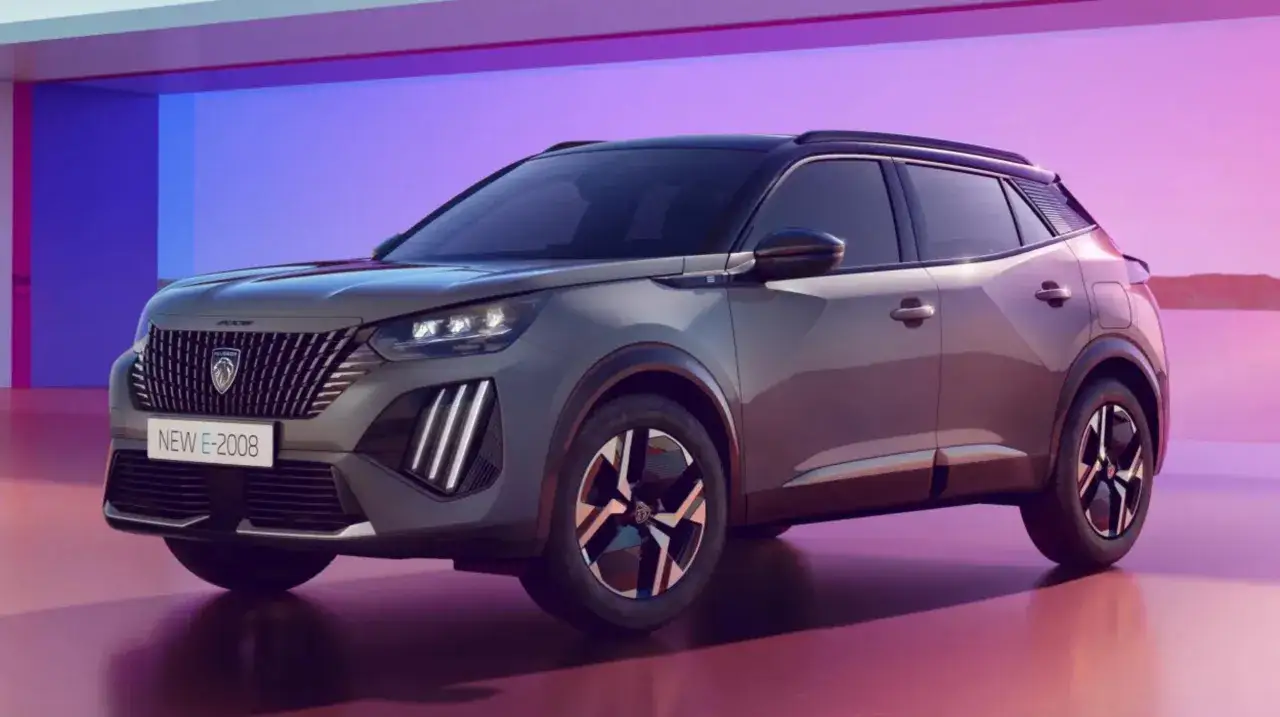 Nuova Peugeot E-2008, un SUV elettrico dal design audace. Nonostante le sue qualità, alcuni utenti segnalano piccoli difetti.