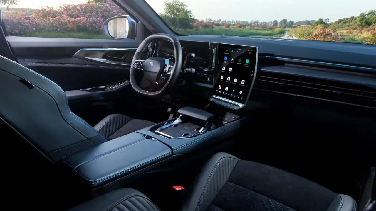 Interno moderno del Renault Rafale con sedili sportivi in pelle e un grande schermo touchscreen.