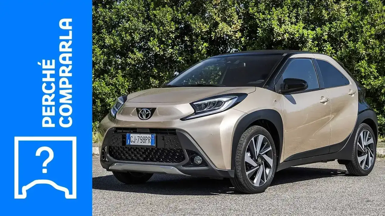 Toyota Aygo X color sabbia, con testo 