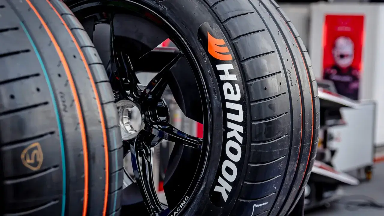 Pneumatici coreani Hankook con cerchi neri lucidi, pronti per la pista.