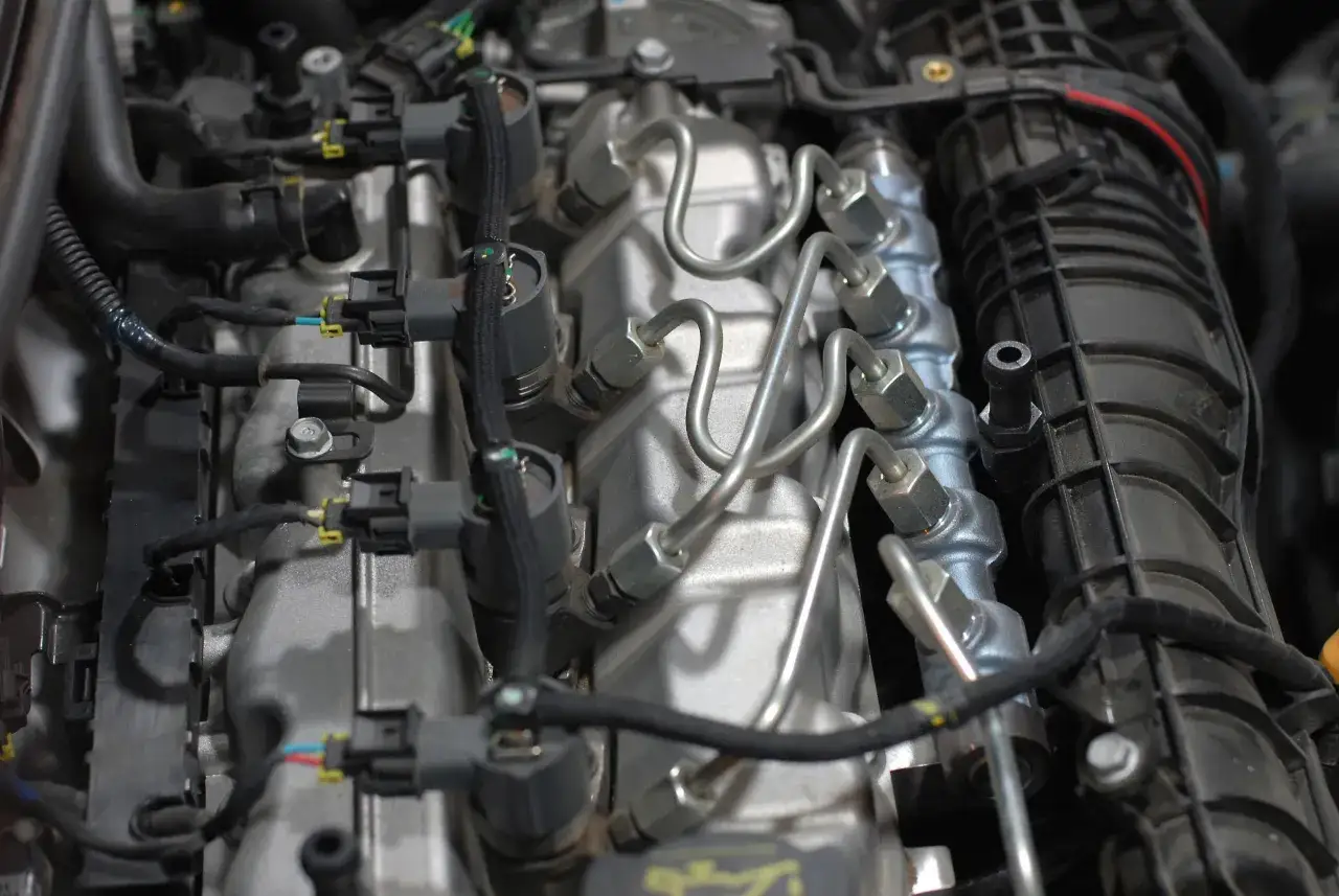 Dettaglio motore con iniettori e tubi del carburante. Il dci significato è 