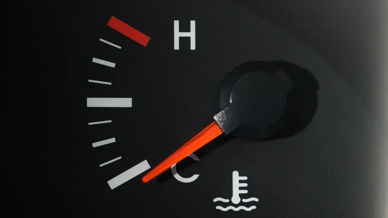 Indicatore spia temperatura olio motore, con lancetta su zona fredda.