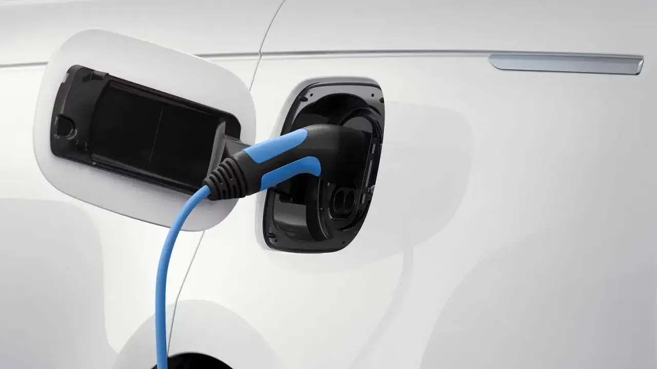 La jeep avenger elettrica si ricarica, pronta per garantire un'ottima autonomia.