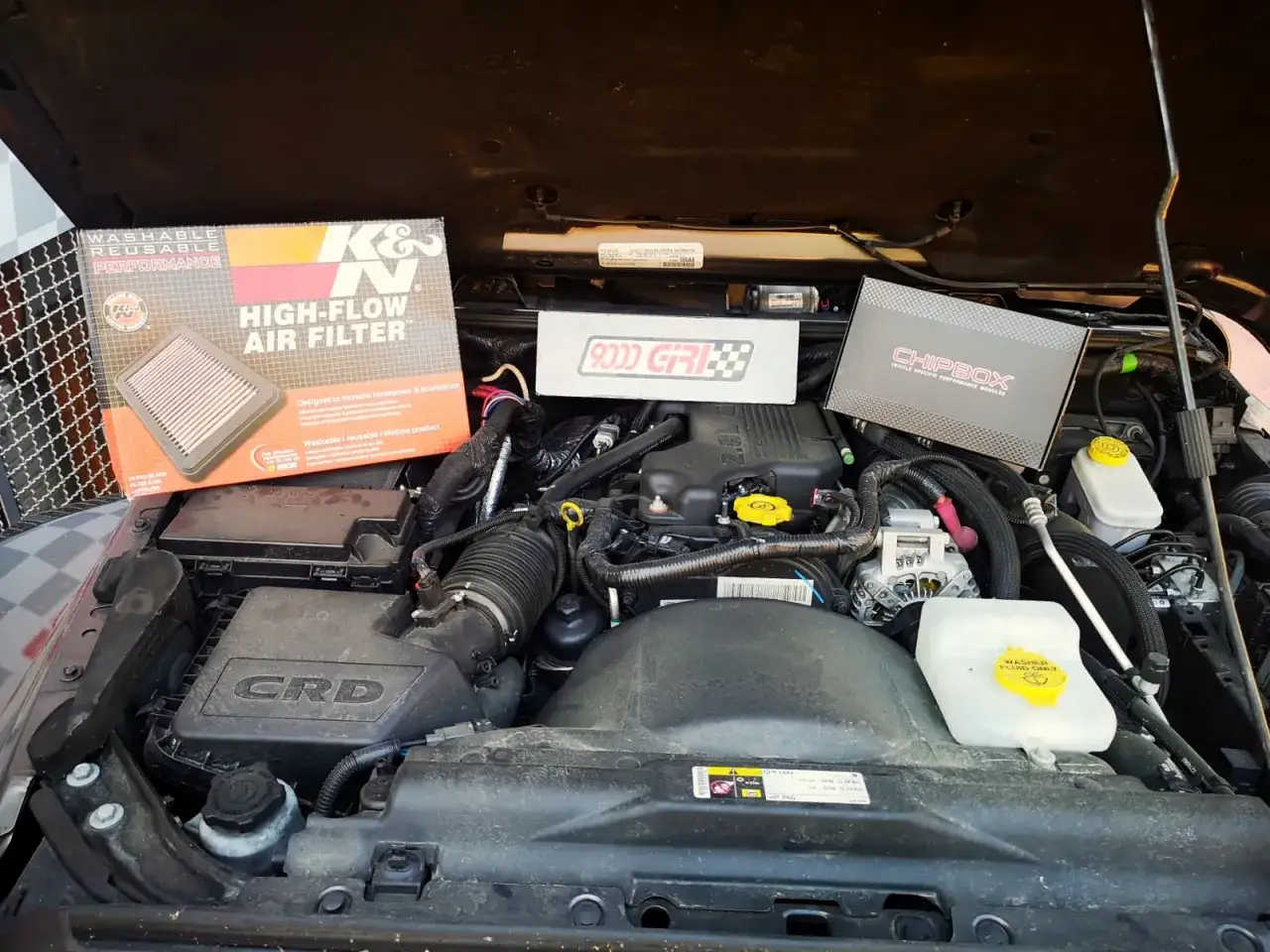 Motore Jeep Wrangler 2.8 CRD con filtro aria K&N e centralina Chipbox, per risolvere problemi di prestazioni.