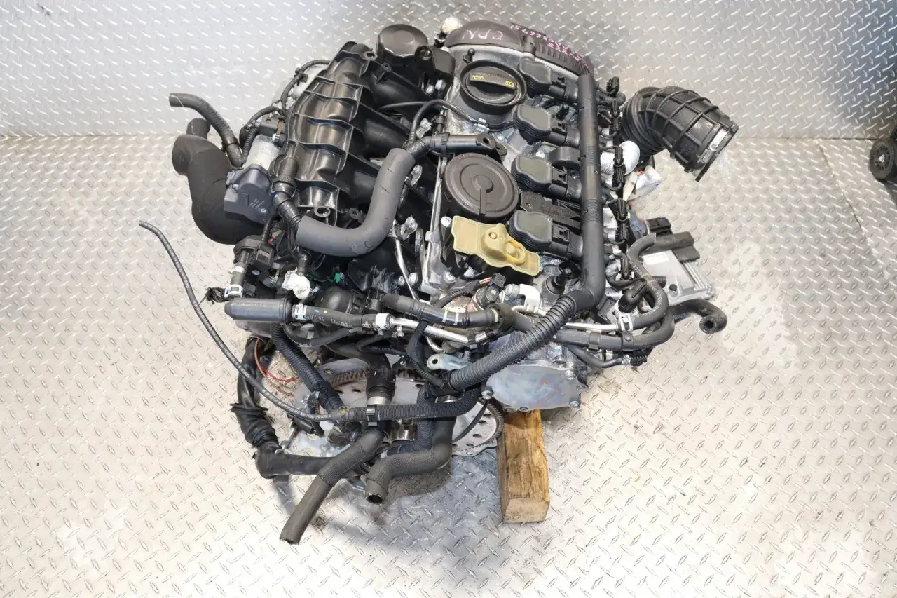 Motore automobilistico complesso, con tubi e cavi. Il suo TFSI significato è Turbo Fuel Stratified Injection, una tecnologia di iniezione diretta di benzina.