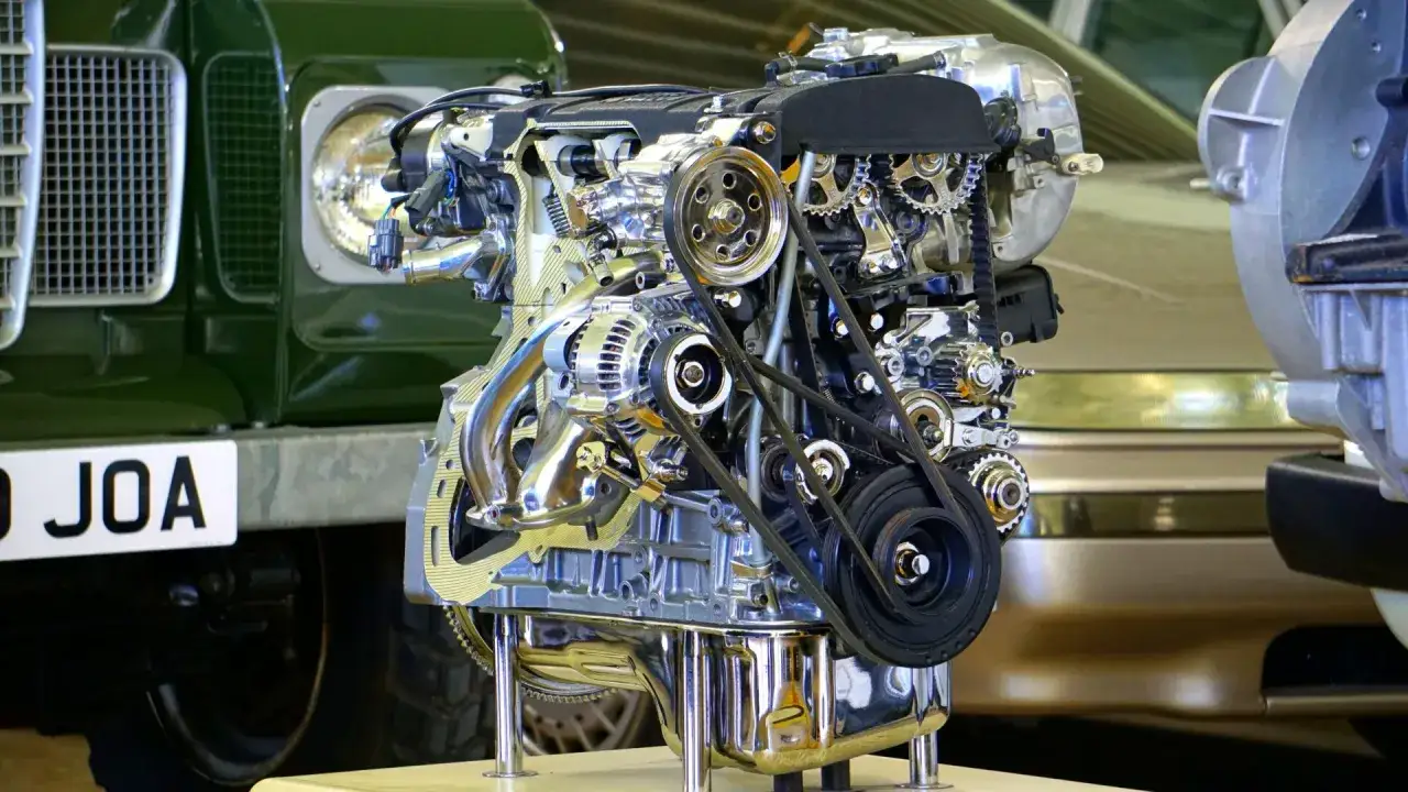 Motore DCI in sezione, con ingranaggi e cinghie visibili. Il suo significato è la potenza e l'efficienza che muovono il veicolo.