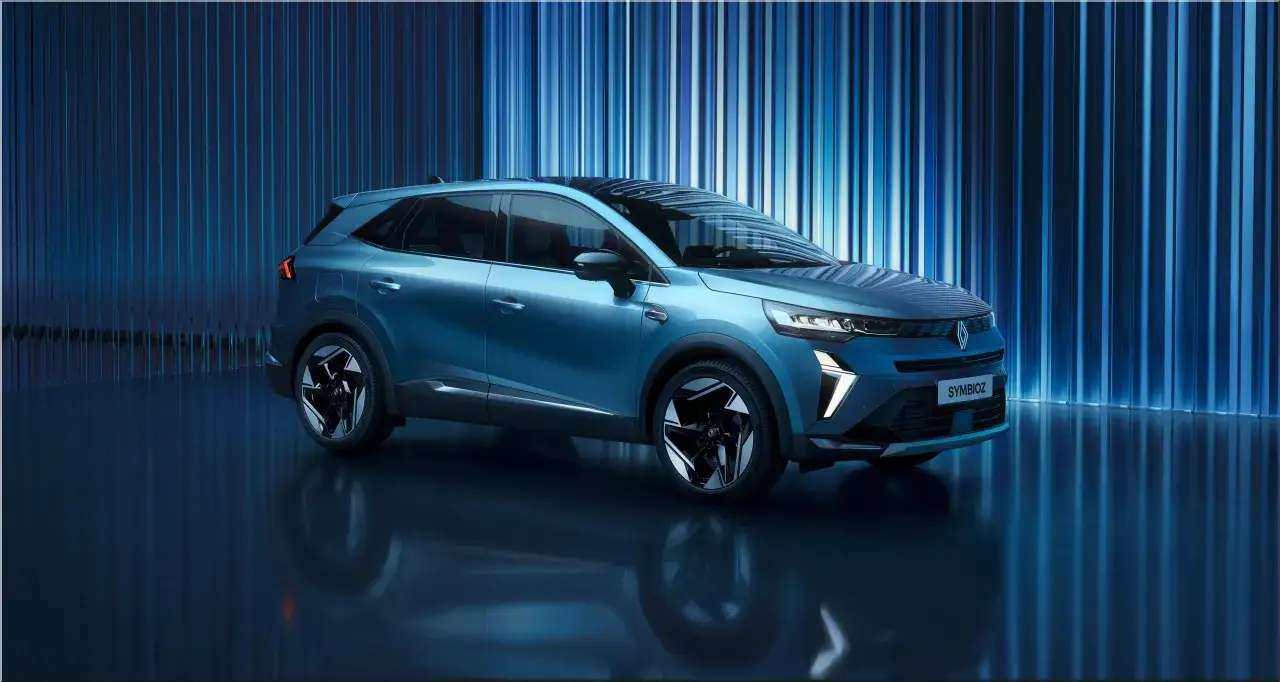 Il concept car Renault Symbioz, un SUV elettrico blu metallizzato, si riflette su una superficie lucida davanti a uno sfondo di strisce blu luminose.