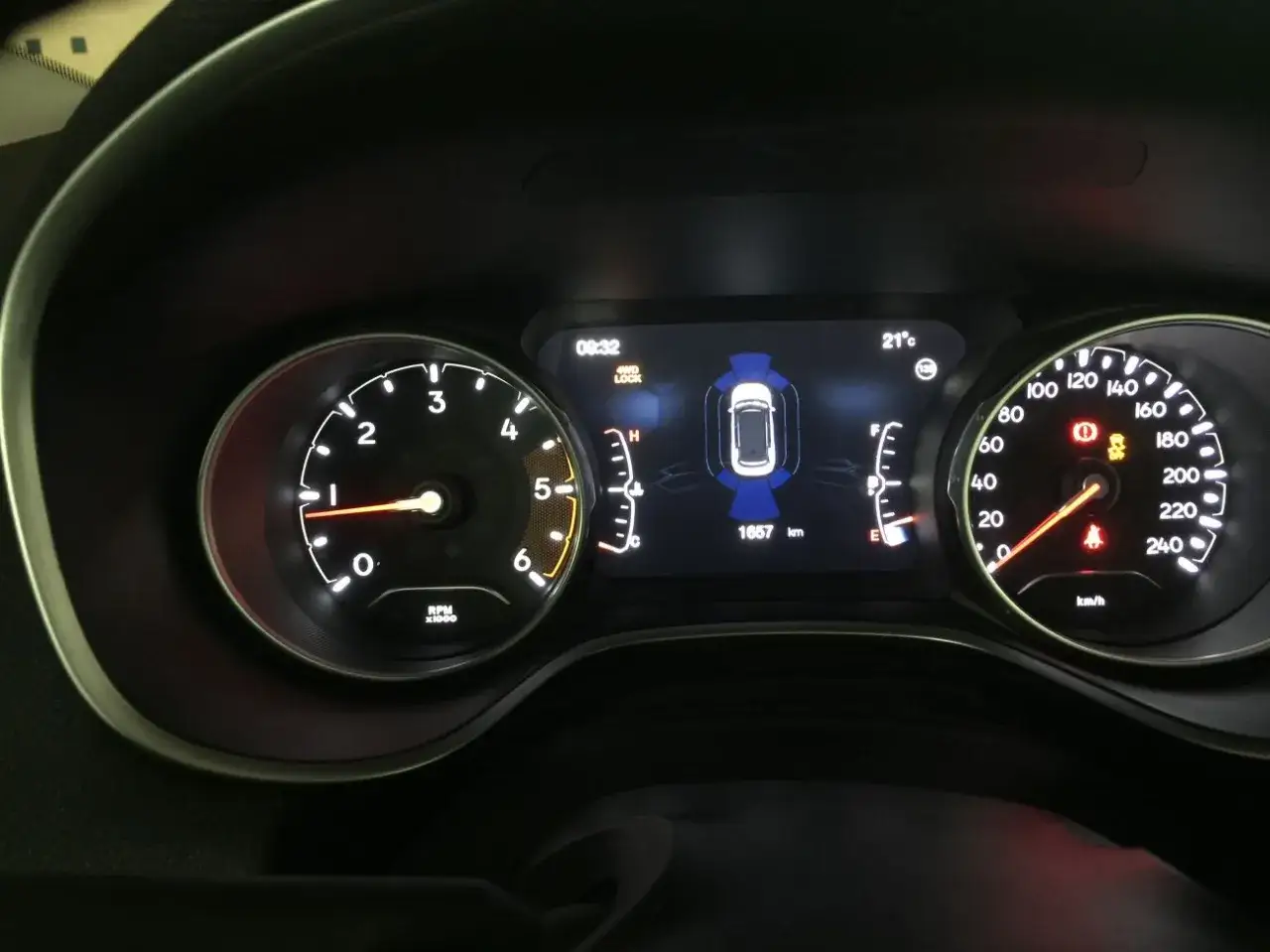 Cruscotto Jeep Compass con spie accese, forse problemi. Tachimetro, contagiri e display centrale mostrano dati di guida.
