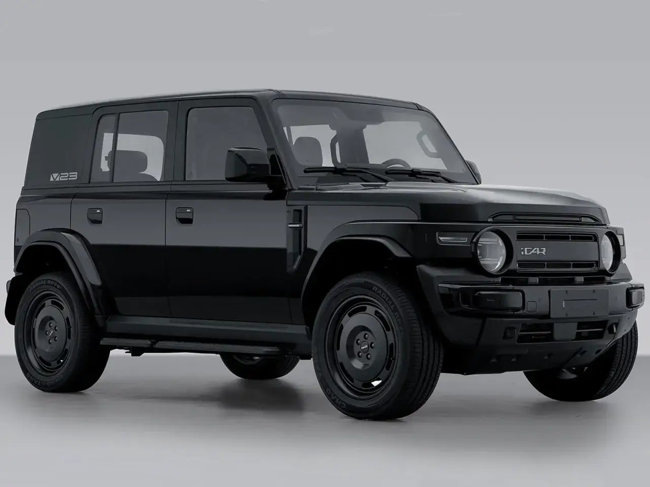 Un robusto fuoristrada nero, il modello iCAR V23, con un design squadrato e fari rotondi.