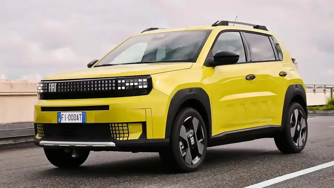 Giga Panda, la nuova Fiat elettrica gialla, sfreccia su strada con un design audace e moderno.