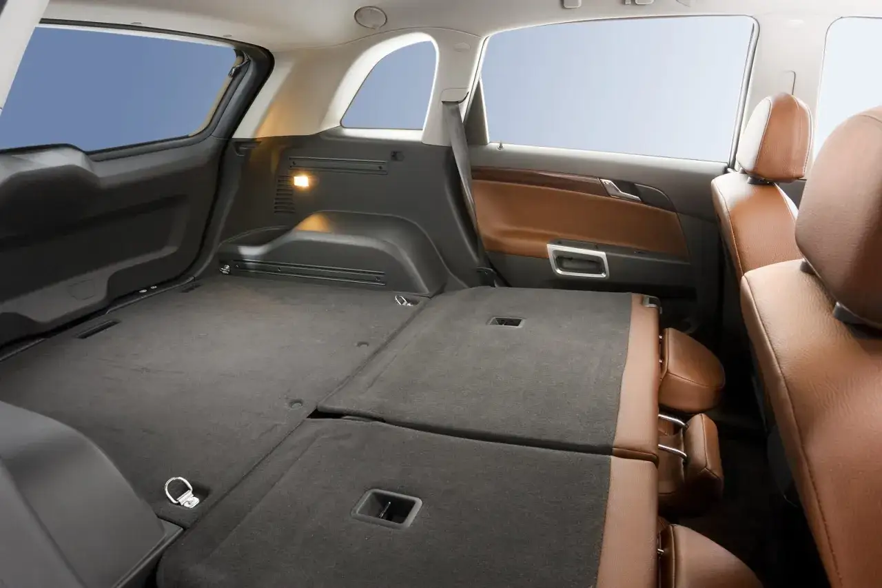 Bagagliaio dell'Opel Antara con sedili abbattuti, pronto per il carico. Nonostante alcuni piccoli difetti, offre spazio.