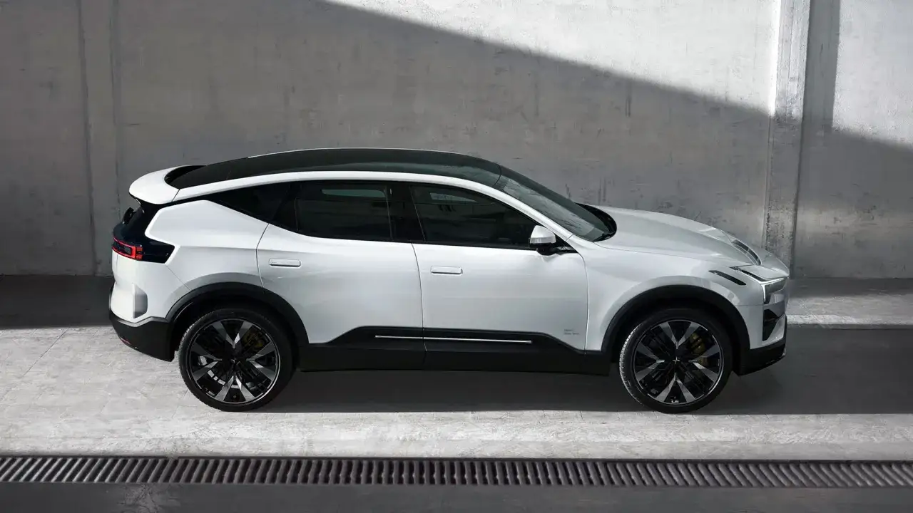 Auto elettrica bianca con tetto nero, un design moderno che promette 800 km di autonomia per viaggi senza pensieri.