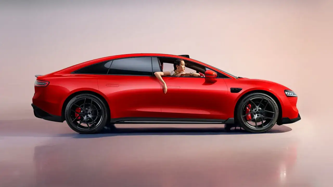 Eleganza in movimento: una donna appoggiata al finestrino di una lussuosa Luxeed S7 rossa, con un'espressione serena.