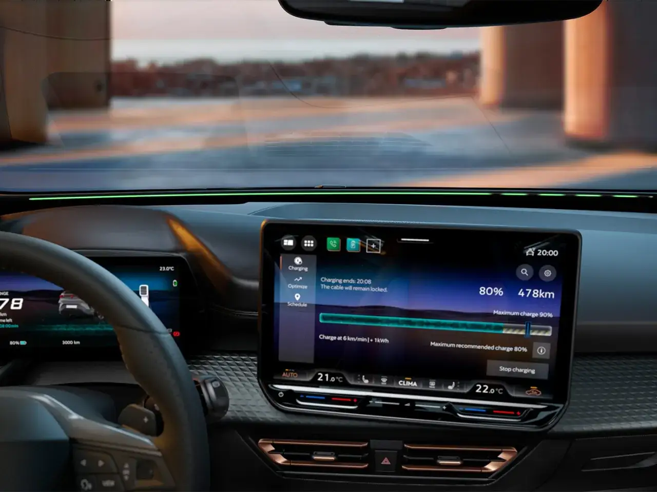 Interno della Cupra Born 2026: display centrale mostra la ricarica all'80%, autonomia 478km. Cruscotto digitale con autonomia residua.