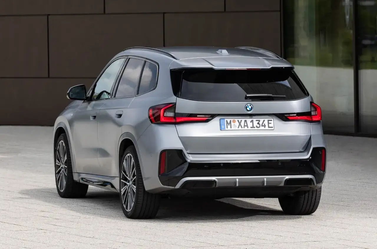 Retro di una BMW X1 grigia, con targa tedesca. Le sue motorizzazioni sono variegate, per ogni esigenza.