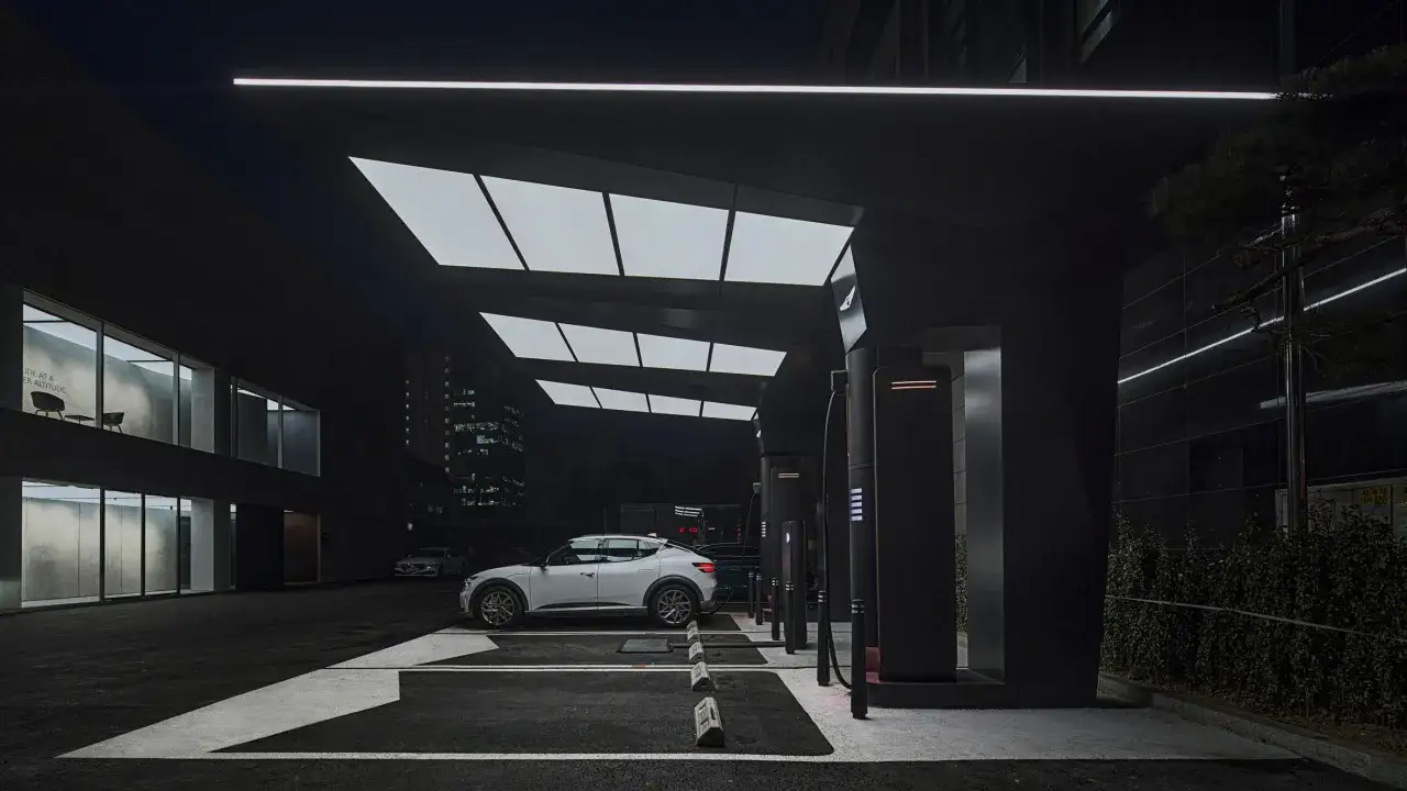 Una colonnina ricarica auto moderna, illuminata da luci al neon, pronta per alimentare un veicolo elettrico.