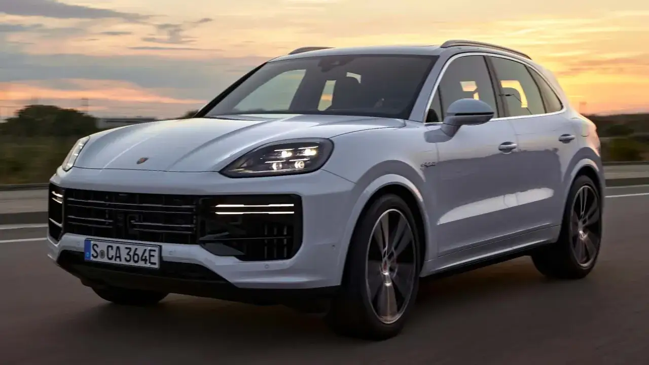 Porsche Cayenne, un SUV potente come un branco di cavalli selvaggi, sfreccia al tramonto.