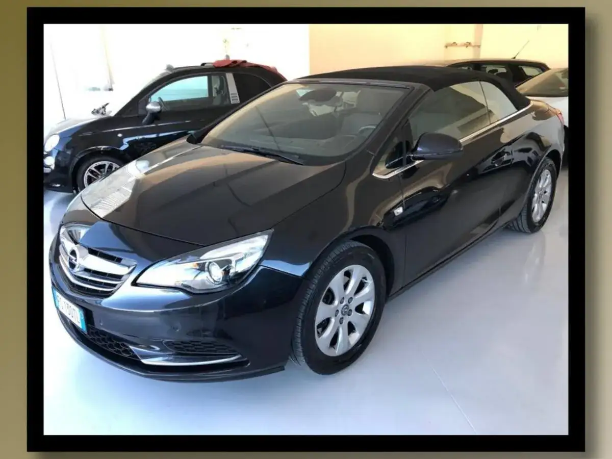 Opel Cascada nera cabriolet, forse con qualche problema, parcheggiata in un concessionario.