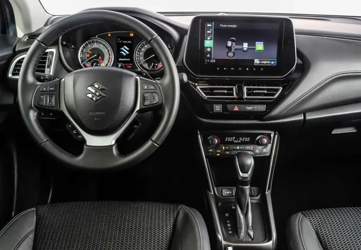 Interno Suzuki S-Cross Hybrid: display mostra flusso energia, forse per capire i suzuki s-cross hybrid problemi. Volante multifunzione, cambio automatico.