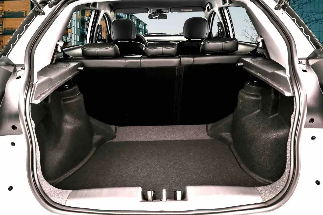 Bagagliaio auto vuoto, pronto per il viaggio. Spazio per tutto ciò che serve, anche per il dr 3.