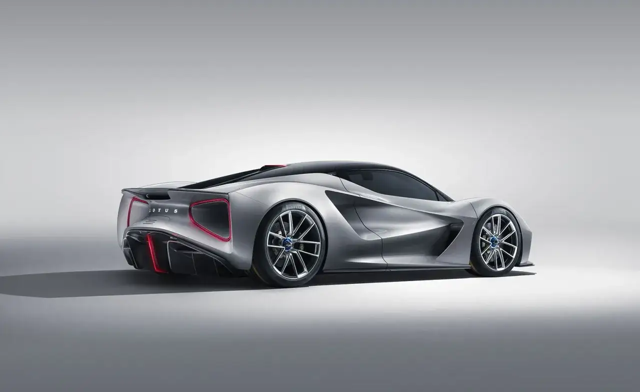 La Lotus Evija, un'auto sportiva elettrica argentata, mostra le sue linee aerodinamiche e le luci posteriori a LED rosse.