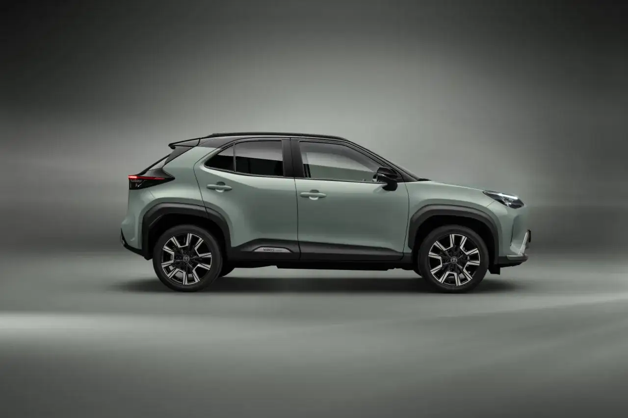Un SUV compatto verde menta, uno dei nuovi toyota modelli, con tetto nero e cerchi in lega bicolore.