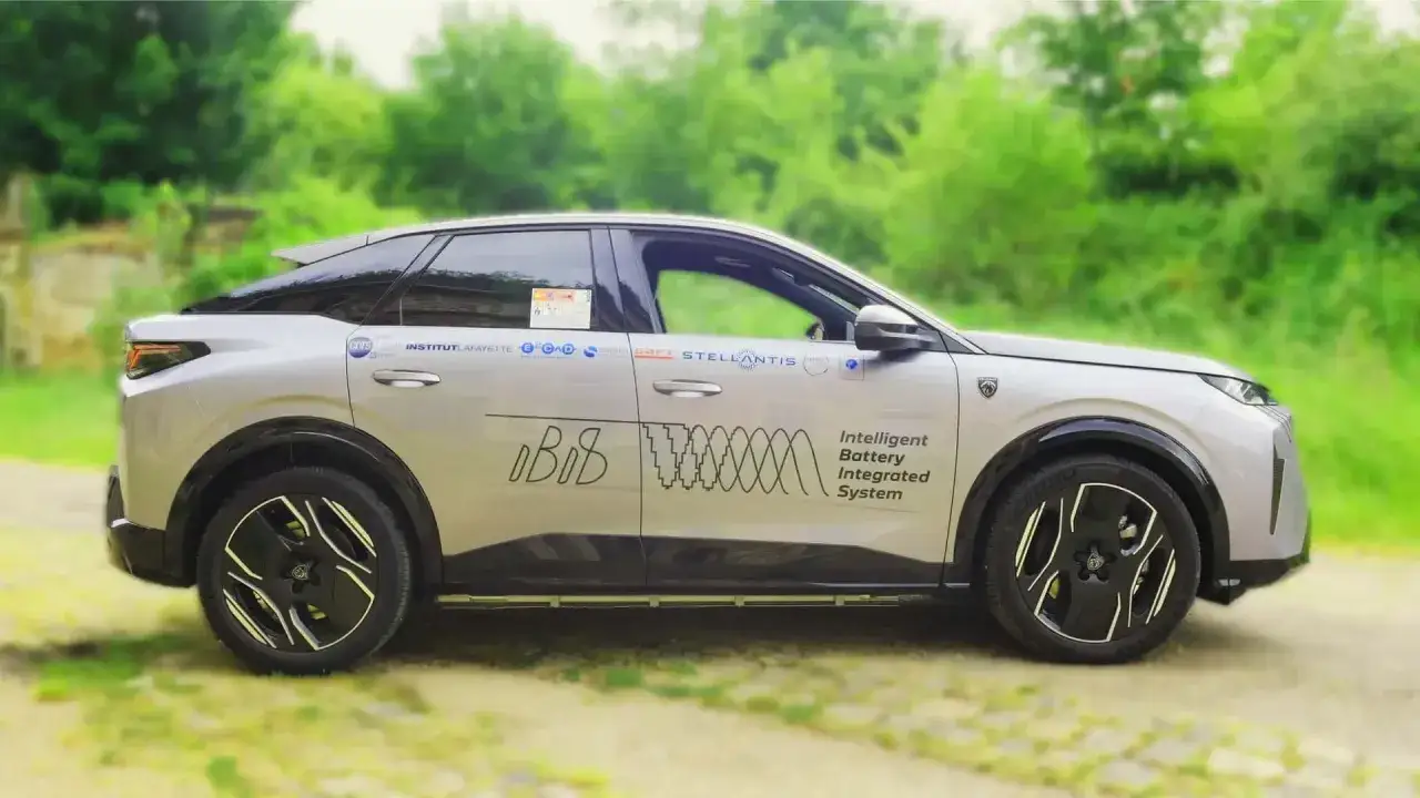 Un prototipo di auto elettriche Stellantis con sistema di batterie integrato, in fase di test in un ambiente naturale.