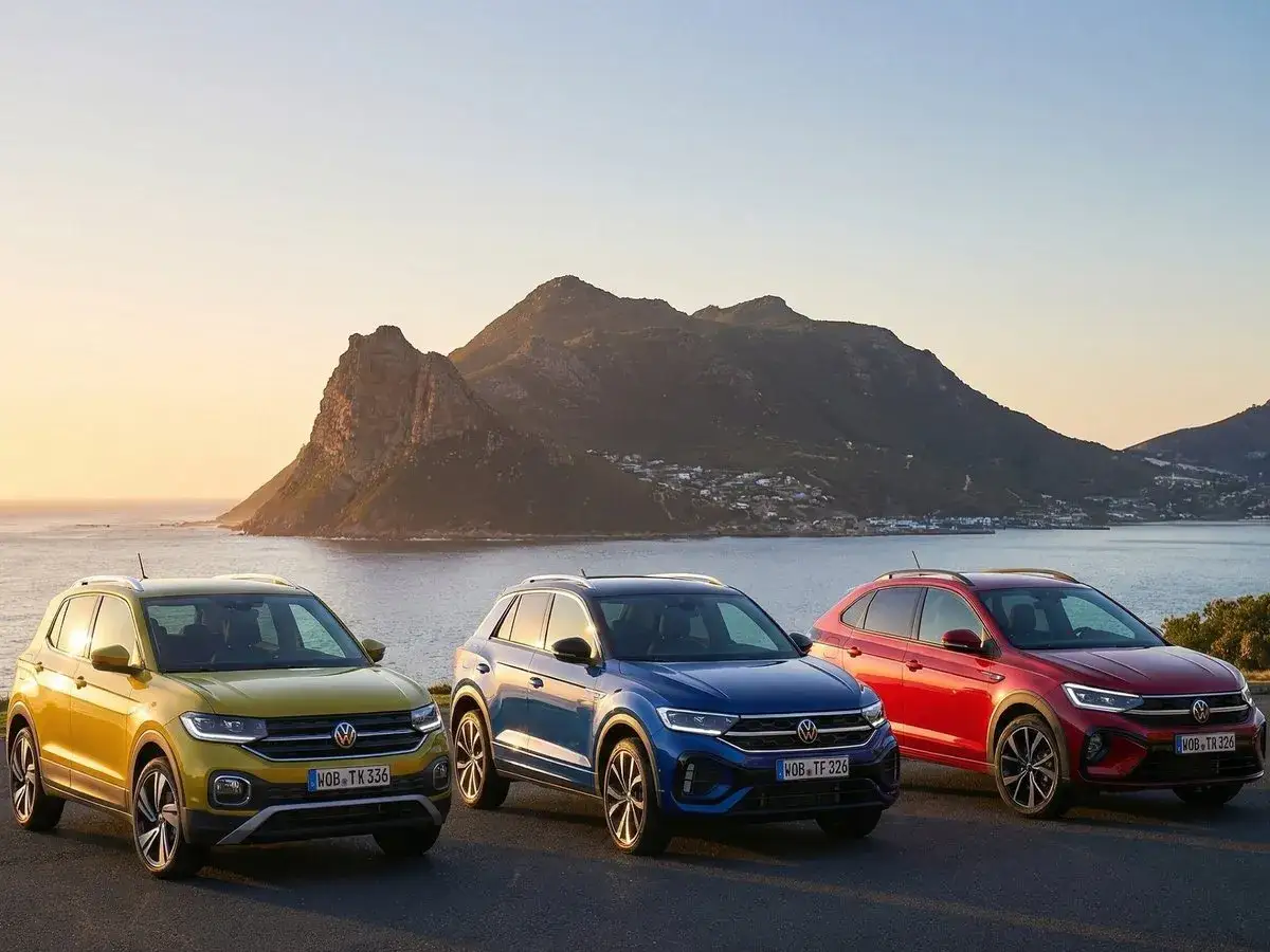 Tre Volkswagen Nivus, una gialla, una blu e una rossa, parcheggiate con un panorama montuoso e marino al tramonto.
