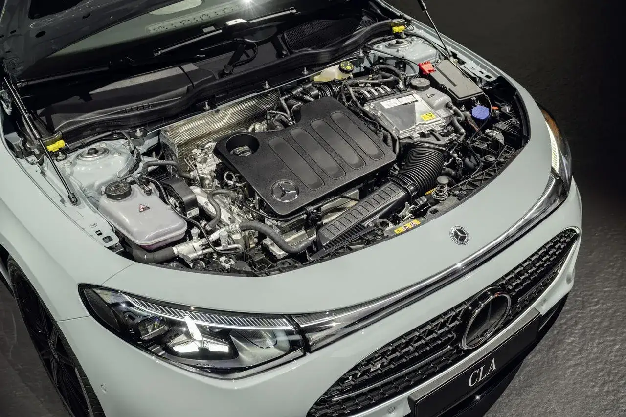 Il motore Mercedes Classe A, pulito e potente, pronto a scatenare la sua performance.