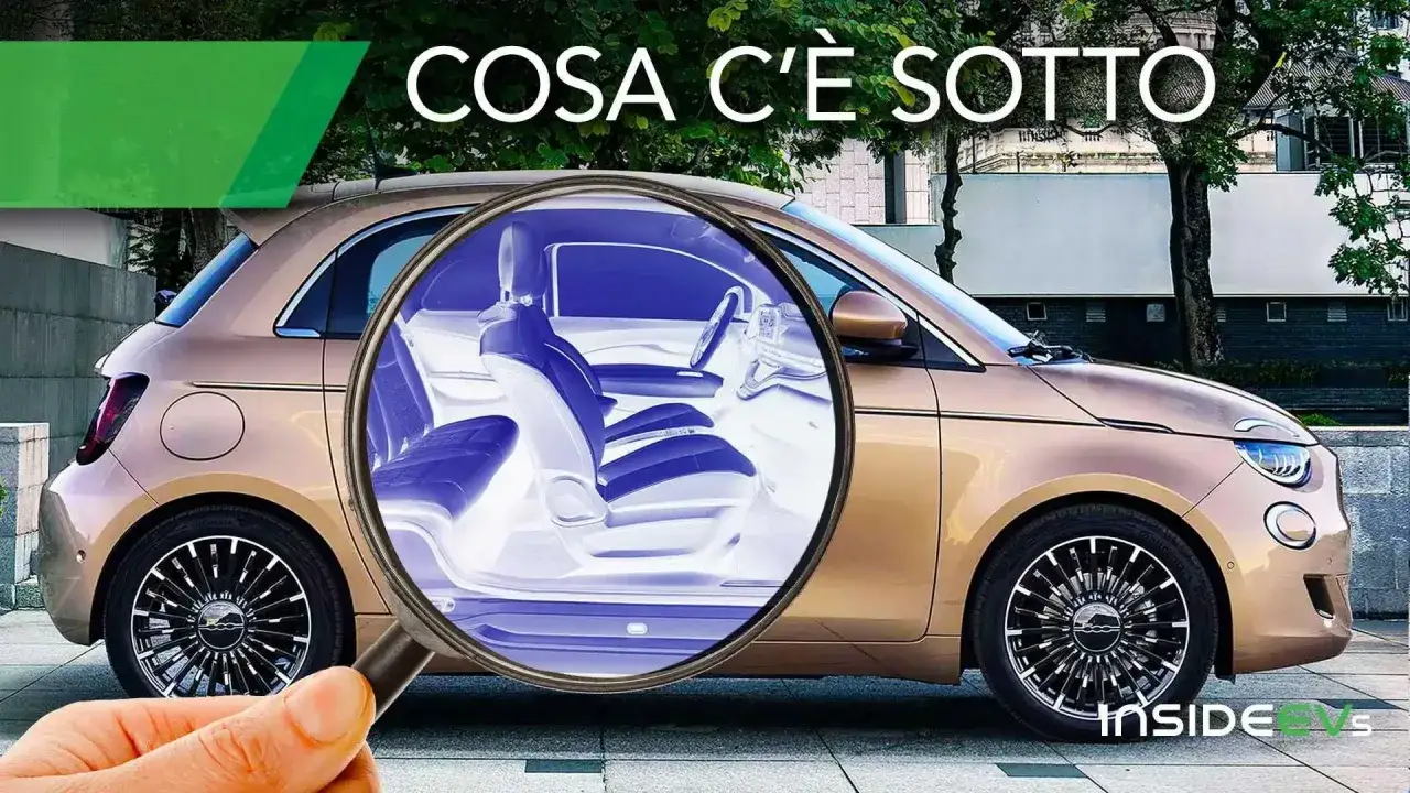 Ingrandimento degli interni di una Fiat 500 elettrica, con un focus sulla sua batteria.